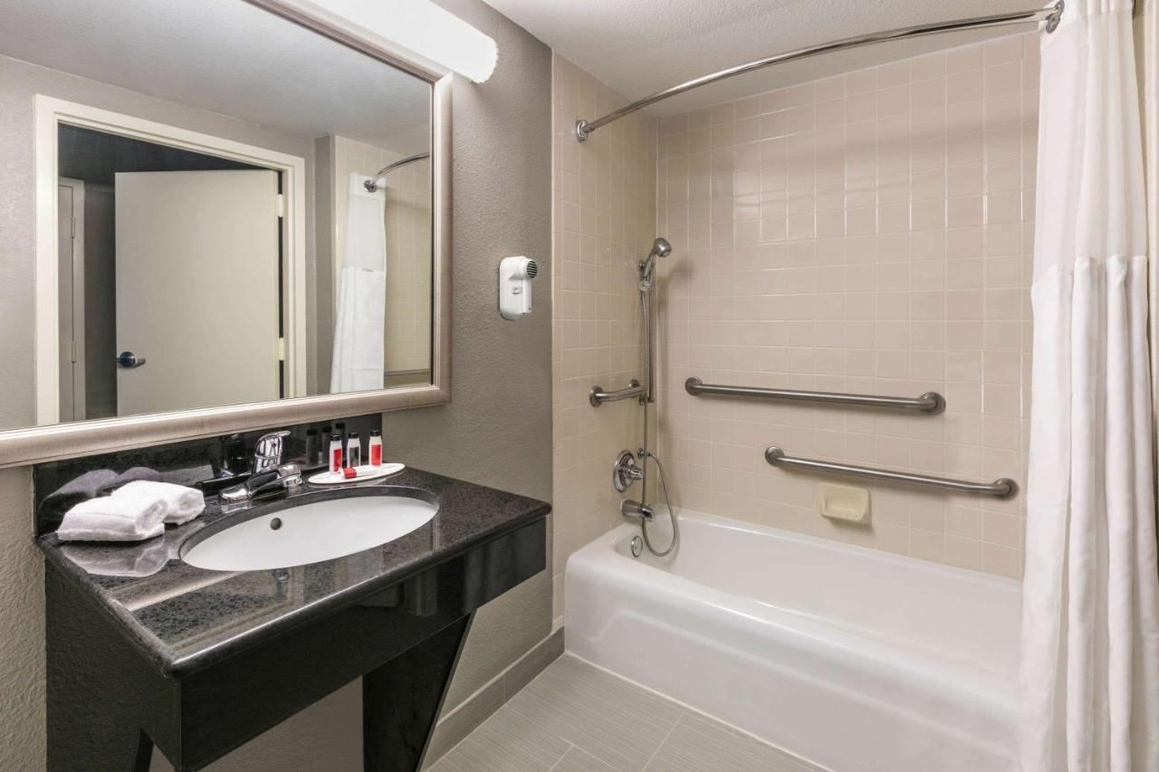 Ramada By Wyndham Texarkana Exterior photo