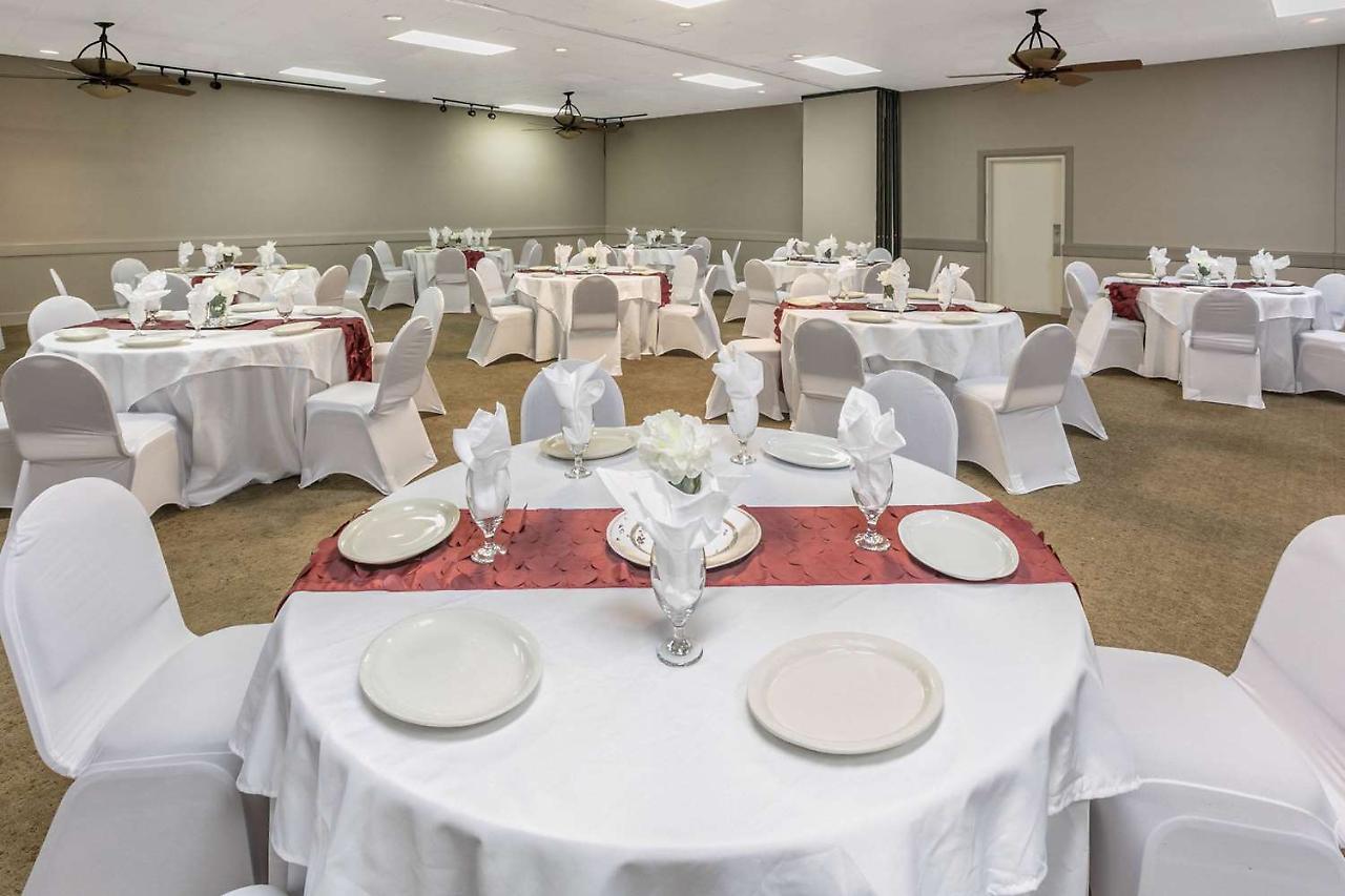 Ramada By Wyndham Texarkana Exterior photo