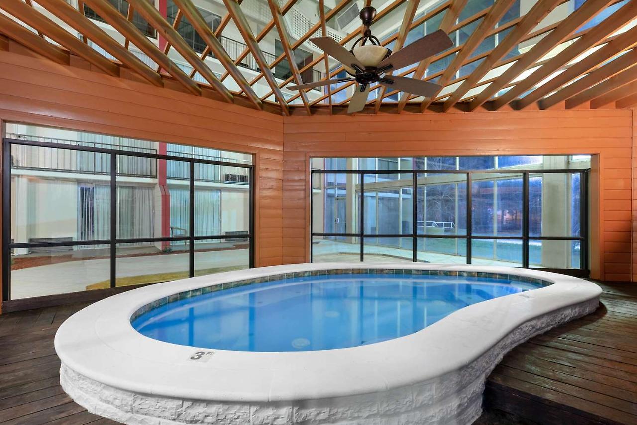 Ramada By Wyndham Texarkana Exterior photo