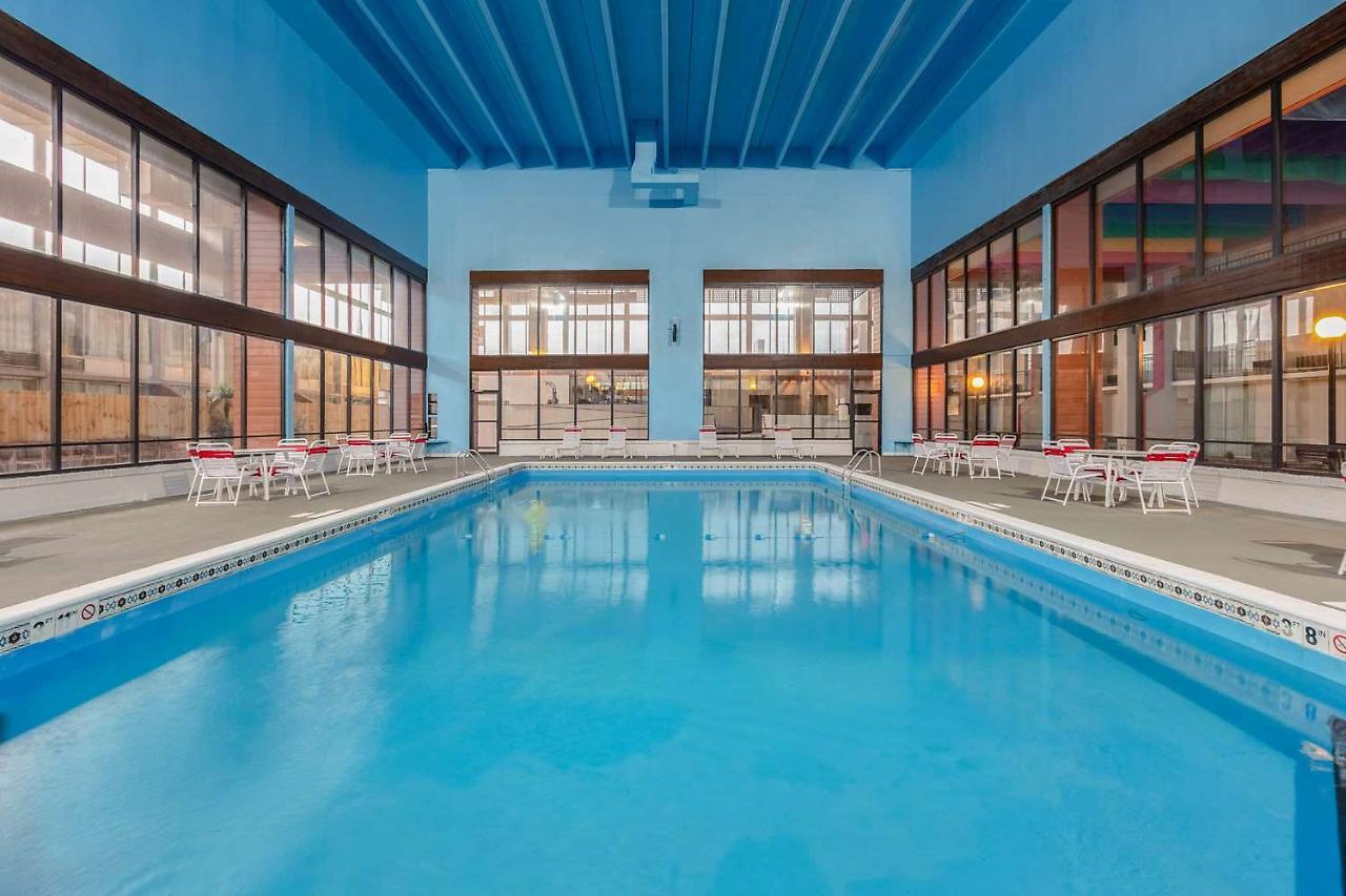 Ramada By Wyndham Texarkana Exterior photo